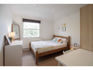 Single with double bed near Kilburn..