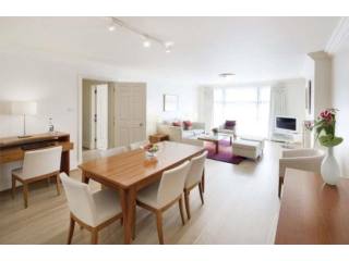 3 bed flat to rent in Brick Street..