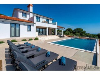 PREKRASNA VILLA S BAZENOM,POMĆNIM OBJEKTOM I POGLEDOM NA MOR
