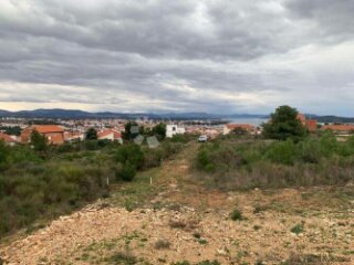 GRAĐEVINSKO ZEMLJIŠTE S POGLEDOM NA MORE, VODICE