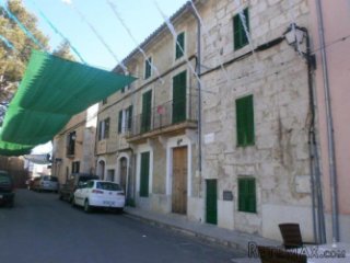 Fabulous large townhouse in the center of Selva, prime..