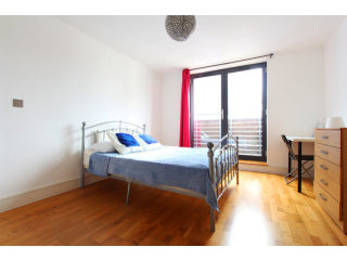 Single with double bed near Canary..