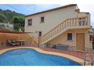 This 3/4 bedroom villa is close to the village of..