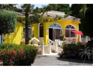 Beautiful villa located on the south with 4 spacious..