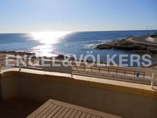 BEACHFRONT APARTMENT WITH IMPRESSIV..
