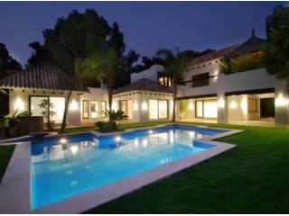 Villa for sale in Los Monteros Playa..