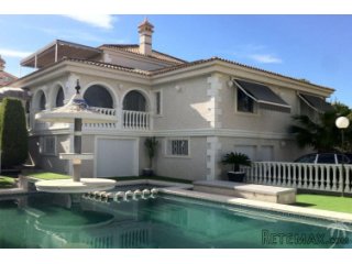 Villa of 700m2 (500m2 inside) on a plot of 1.000m2 with a..