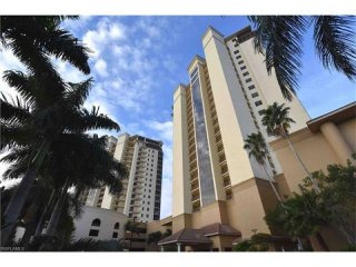 3 bedroom Condominium For Sale: Fort..