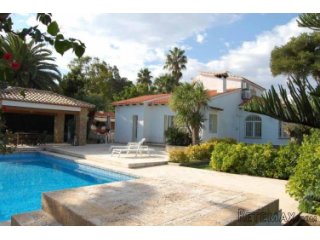 Beautifully appointed villa on 2 levels, located in private..