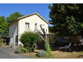4 Bedroom Townhouse With Outbuildings..