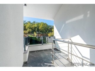 APARTMAN U NOVOGRADNI - UVALA SOLINE