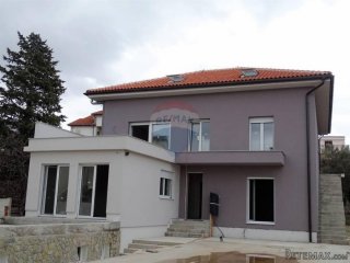 Selce - dvoetažni stan na samom moru !