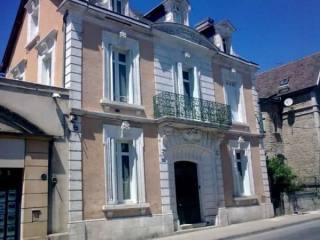 House In The Heart Of Popular Town