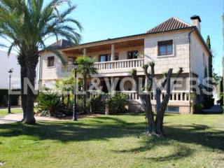SPLENDID HOUSE WITH PLOT OF 1700..