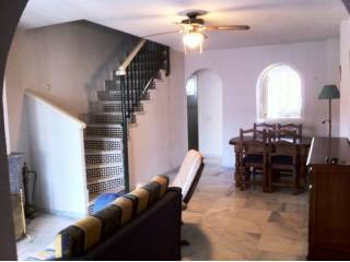 Town House - 3-storey townhouse with 2..