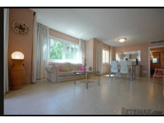 Ground floor apartment with sea views and next to a small..