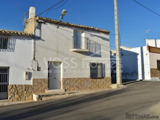 Deceptively spacious, 2 storey village houseof 138m2 in Las..