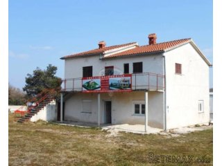 Istra, okolica Rovinja, nedovršena kuća na velikoj okućnici