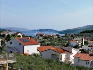 MARINA, kuća sa 4 apartmana i predivnim pogledom na more