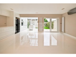 3 Court Close