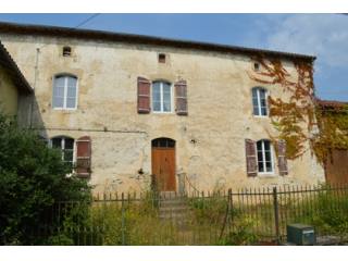 Grand Charentaise property with large..