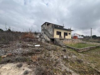 Kuća s građevinskom parcelom za renovaciju! Blizna Donja!