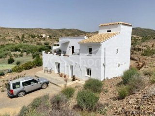 A stunning, recently renovated 4 / 5 bed, 3 bath Country..