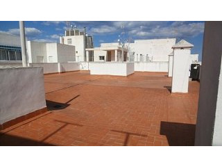 2 BED APARTMENT ONLY 100 METRES TO BEACH