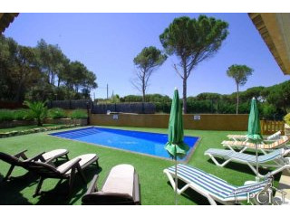 Detached house with private pool in..