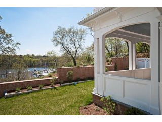 Flat For Sale: 523 E Putnam Avenue Cos..