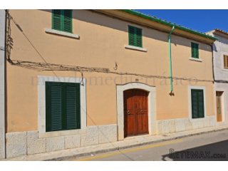 Excellent large townhouse with a sunny garden, in a lovely..