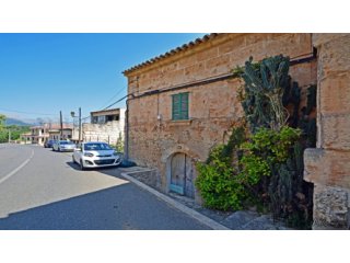 Townhouse to reform in Buger, lots of nice features plus a..