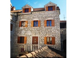Prilika! Poslovno-stambena vila u Supetru, Brač