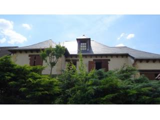 Delightful, spacious house with a pool..