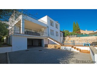 Spacious modern villa boasting marvellous panoramic sea..