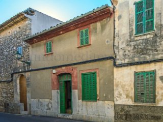 Townhouse in the heart of Campanet to reform, situated in a..
