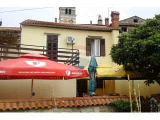 Istra, Buje, restoran s trosobnim stanom - prilika!