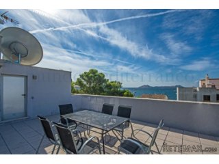 Luxurious second line penthouse with nice seaviews in the..