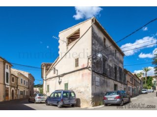 Large townhouse still in its original state so has not been..