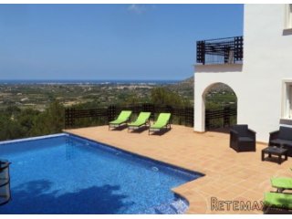 Stylish, completely renovated villa in the centre..