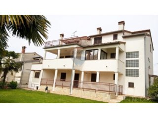 Funtana, kuća sa pet apartmana 300m od mora