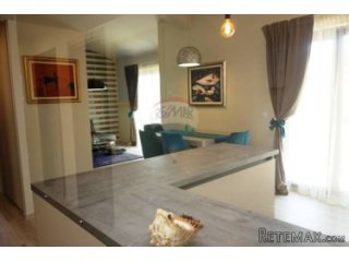 PREKRASAN NOVI APARTMAN S VRTOM U PREMANTURI