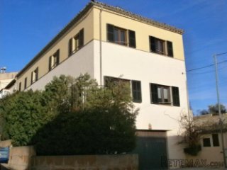 Modern detached house in the heart of Campanet village..