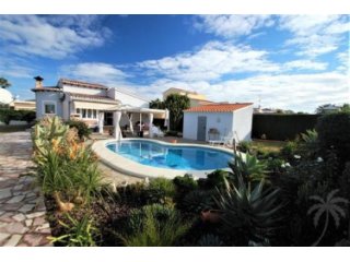 This detached villa of 110 m2 is located in a nice area of..