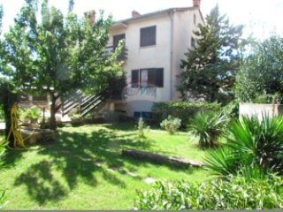KUĆA 296 m2 U PULI 300 m OD PLAŽE