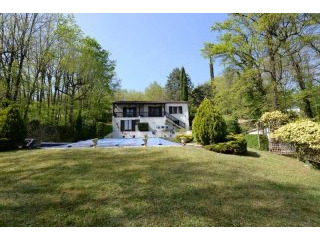 Pretty Woodland Villa With Garden..