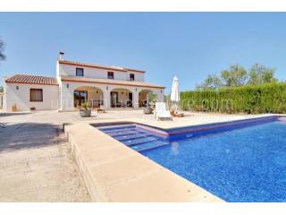 Lovely finca style villa on large plot..