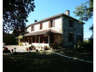 Beautifully set country house with..