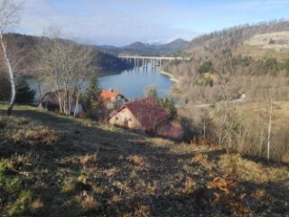 Atraktivni teren u Fužinama uz jezero Bajer