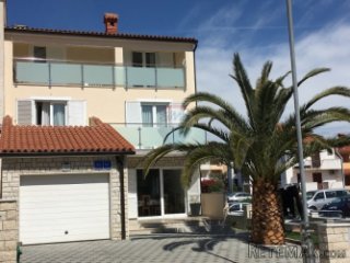 PULA, OBITELJSKA KUĆA SA 3 APARTMANA